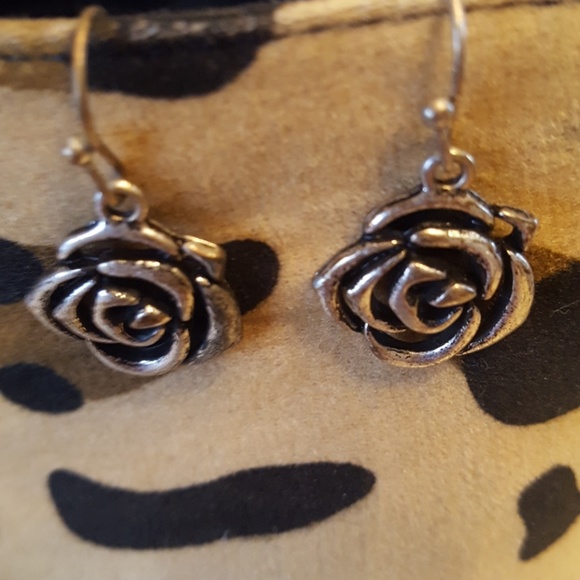 Rose 🌹 Earrings - Picture 1 of 4